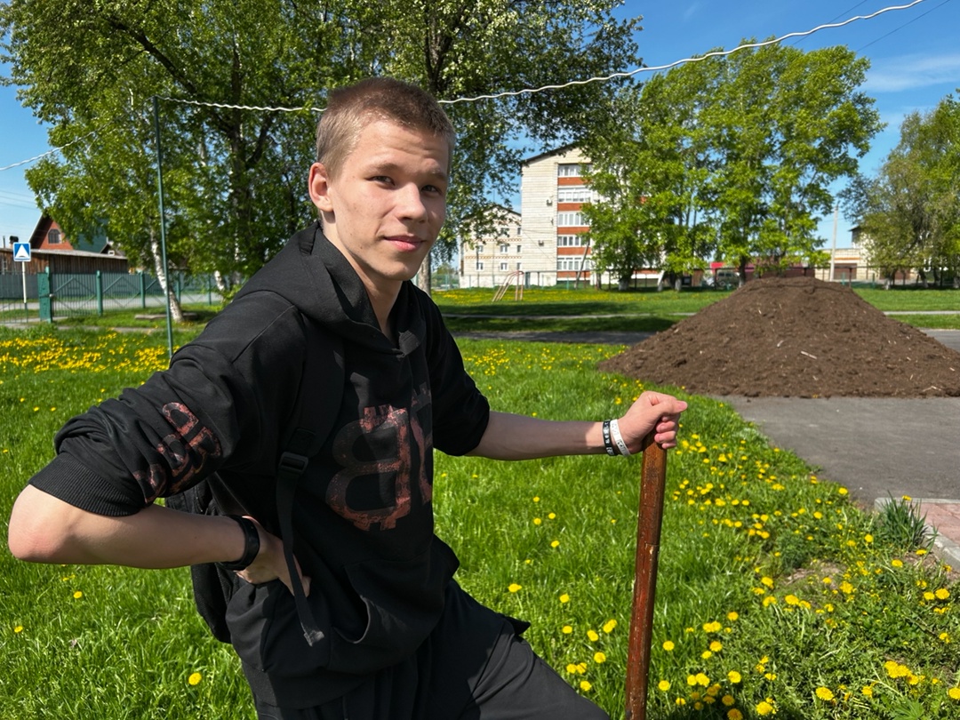 Сделаем  наш школьный двор красивее.