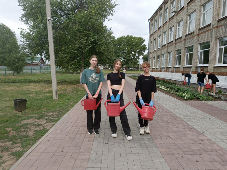 Трудовая бригада делает школу лучше!.